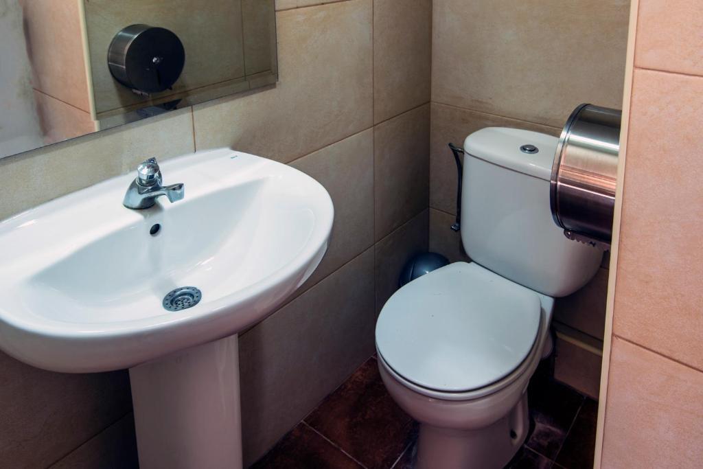 Residencia Sants Hostel Barcelona Bagian luar foto