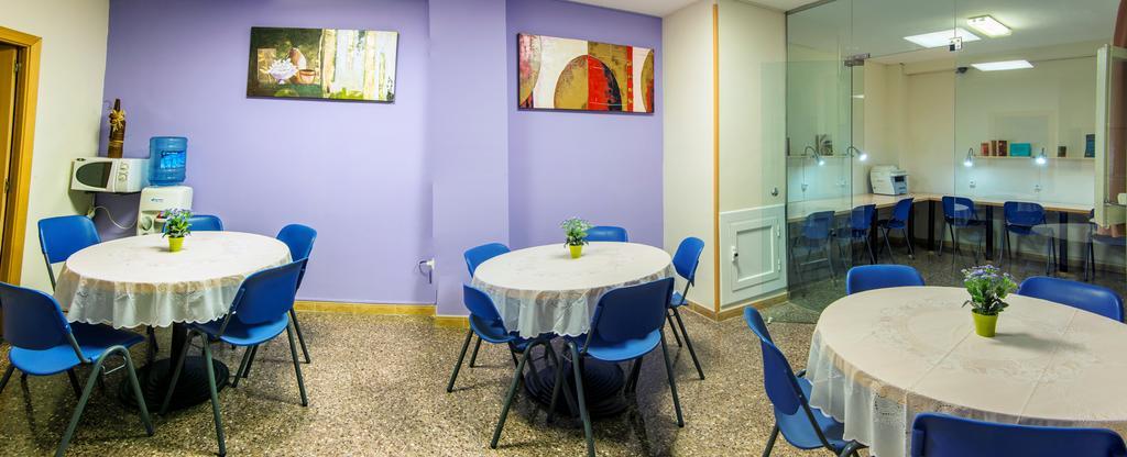 Residencia Sants Hostel Barcelona Bagian luar foto