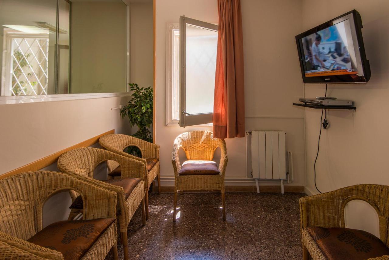 Residencia Sants Hostel Barcelona Bagian luar foto