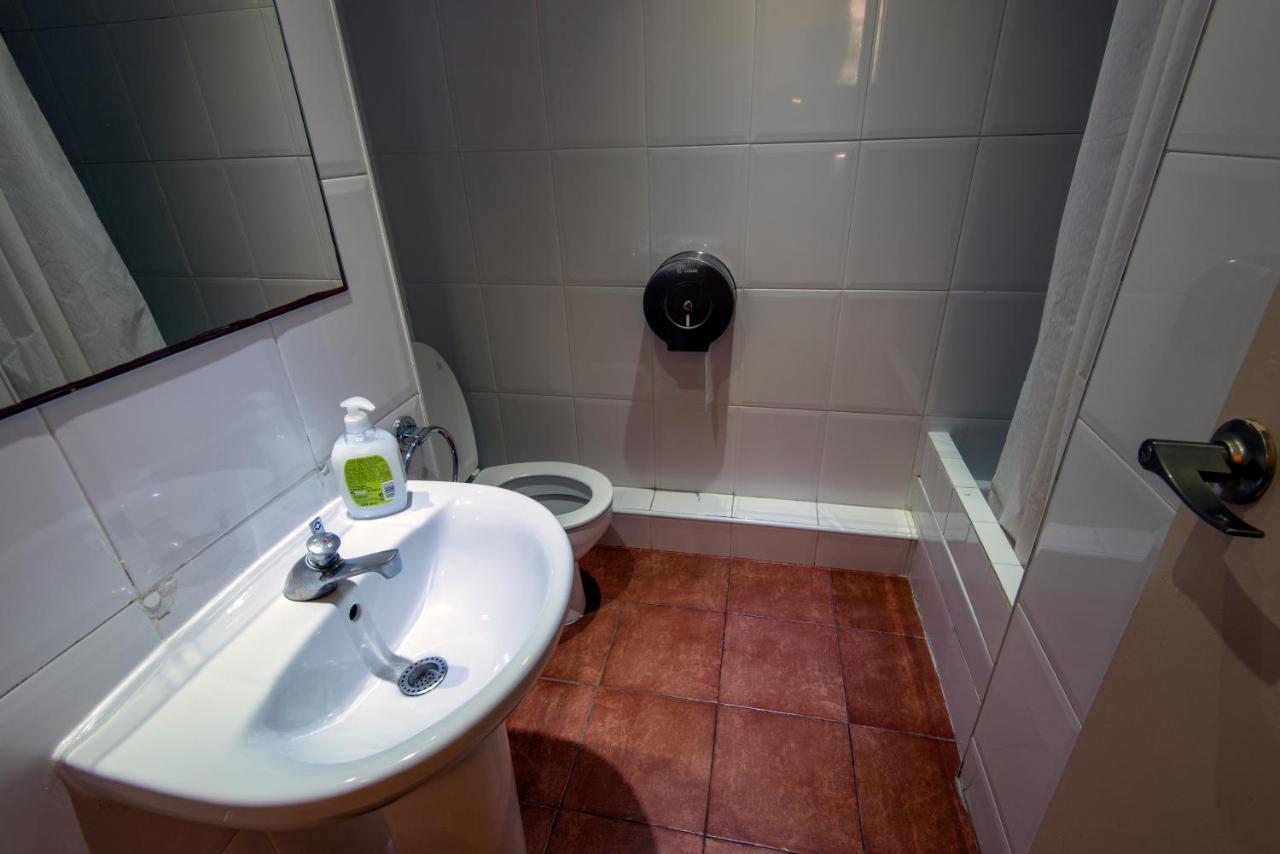 Residencia Sants Hostel Barcelona Bagian luar foto